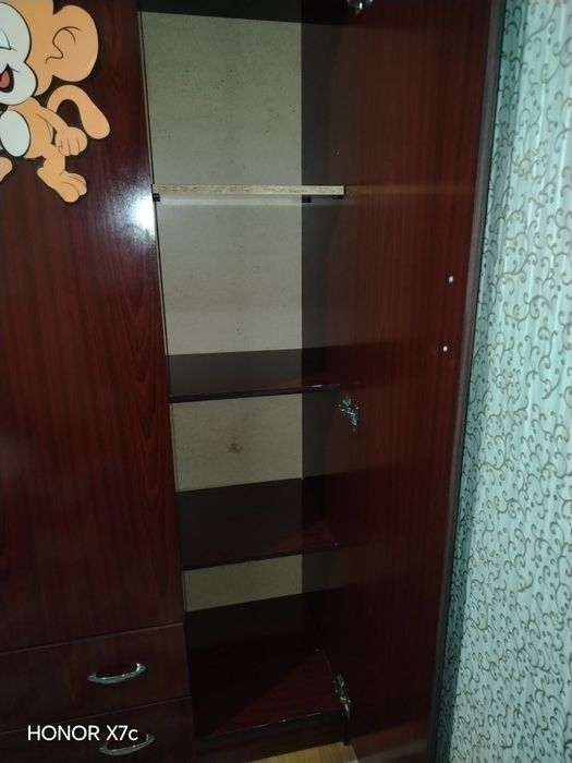 Shkaf uy uchun kiyim ilgich