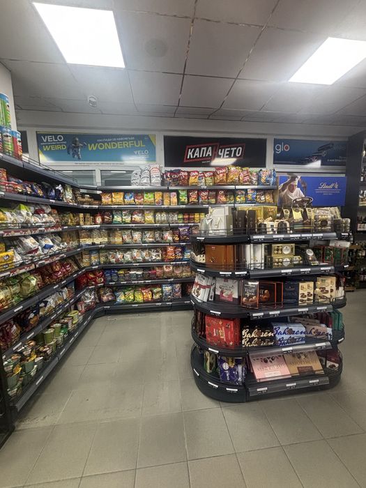 Търговско оборудване за хранителен магазин - стелажи, кошници, колички