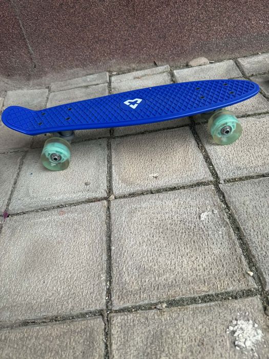 Penny Board / Skateboard albastru cu roți luminoase – stare foarte bună