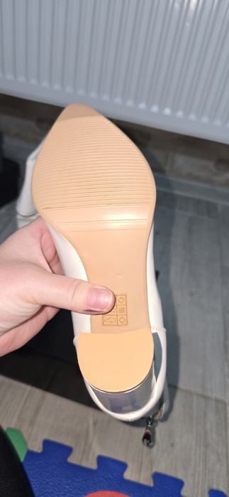 Botine albe, noi, mărimea 39