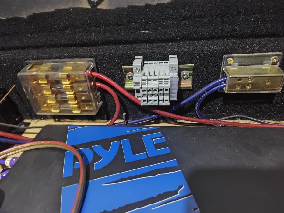 Автомобилна музика комплект усилватели / бушони / филтри / кабели