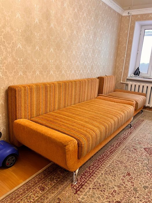 Диван для гостиный , очень в хорошем состаяние!