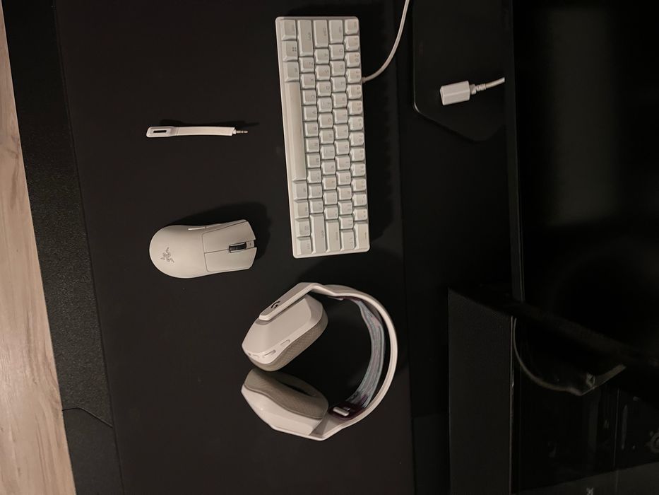 Продавам цялостен High-End 4K Setup (Ryzen 7 9800X3D / RTX 5070 Ti) + 4K Монитор, Logitech слушалки и Razer периферия – Като нови!