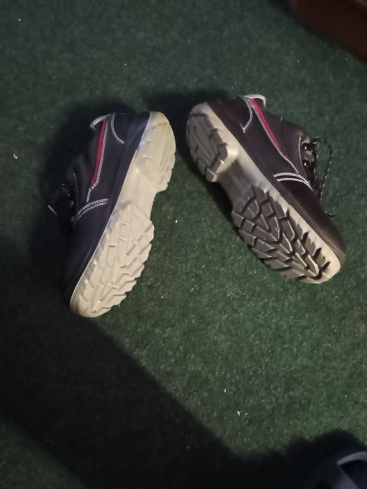Vând pantofi de lucru cu protecție