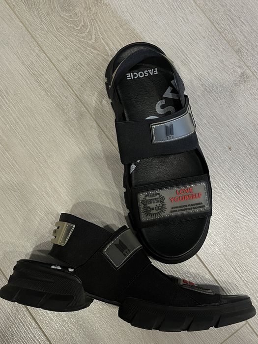 Спортивные сандали BTS