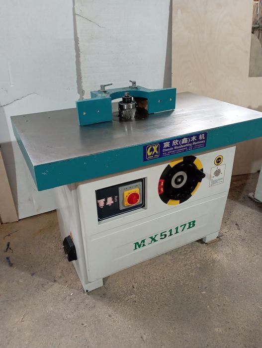 Деревообрабатывающий фрезерный станок.