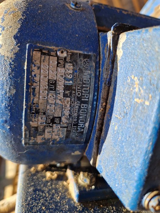 Ventilator cu exhaustare trifazic