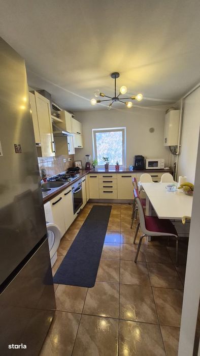 Moldovei 3 camere decomandat etaj 1 cu garaj sub bloc