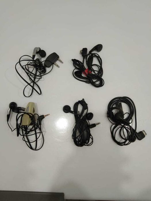 наушники разные на Левом берегу