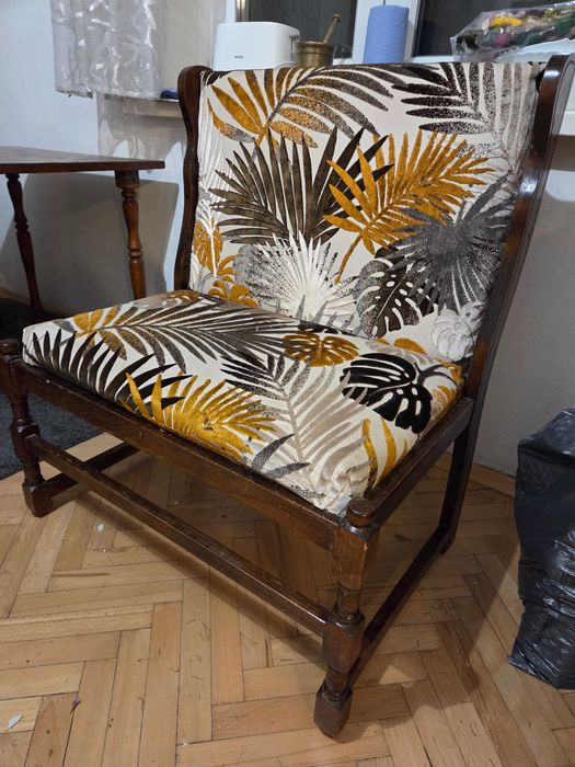 Дървена трапезна маса с тапицирани пейка и и столове