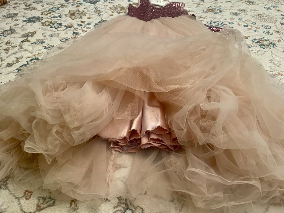 Нарядное пышное платье для девочки
