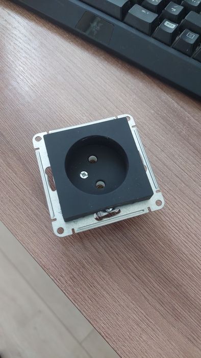 Розетка чёрная шнайдер