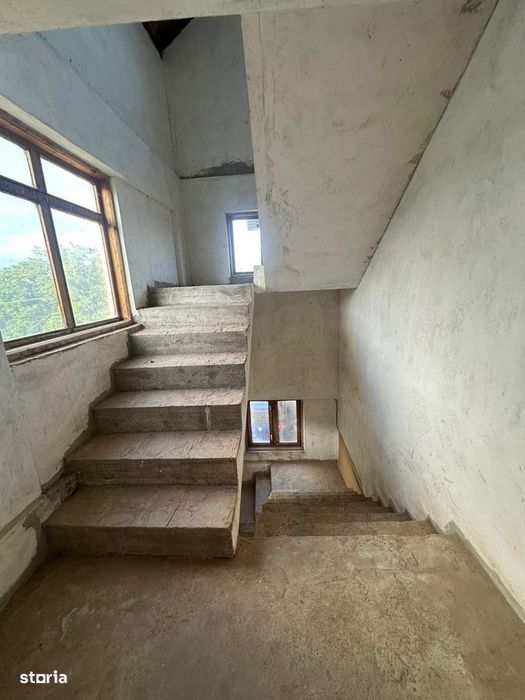 Casa/Hala 1000 mp p+1+m si cabana 130 mp, teren 977, 3 km  de Pitesti