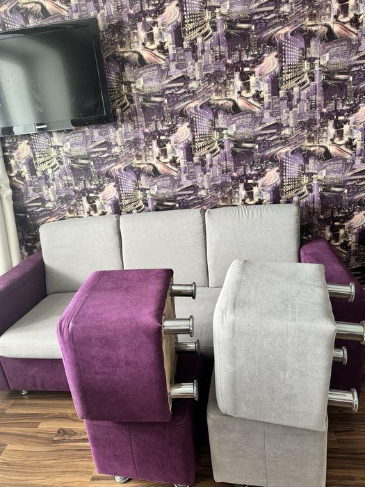 Продам диван с пуфиками