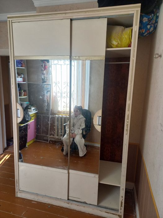 Шкаф сотаман ранги ок ойналий. Карши шахар