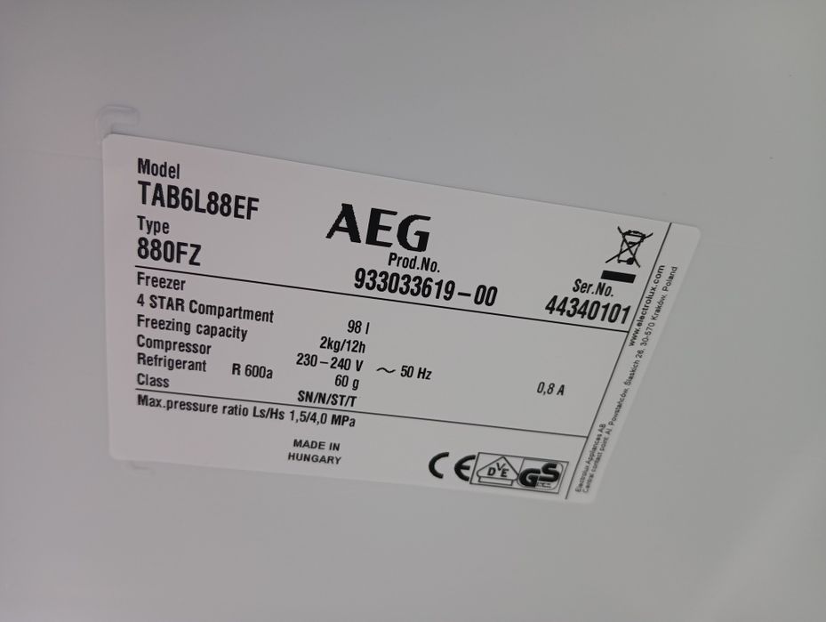 Чисто нов малък фризер за вграждане АЕГ Aeg  с две години гаранция!