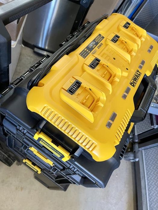Бързо Зарядно устройство с 4 зарядни клетки DeWALT DCB104