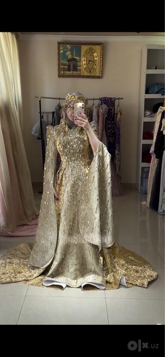 Элегантный ансамбль с роскошным шлейфом