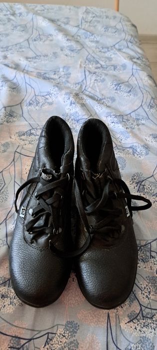 Bocanci piele marimea 38 , nefolositii