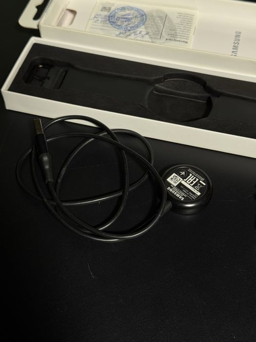Samsung Galaxy Watch 4 karobka dok, bezprovodnoy zaratnik