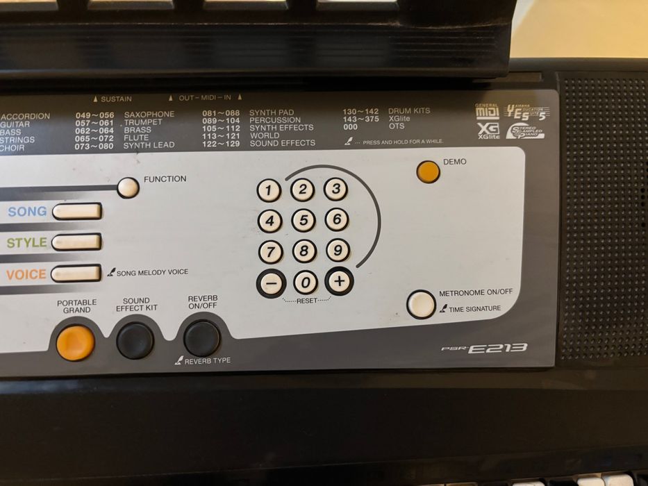 Синтезатор Yamaha PSR E214