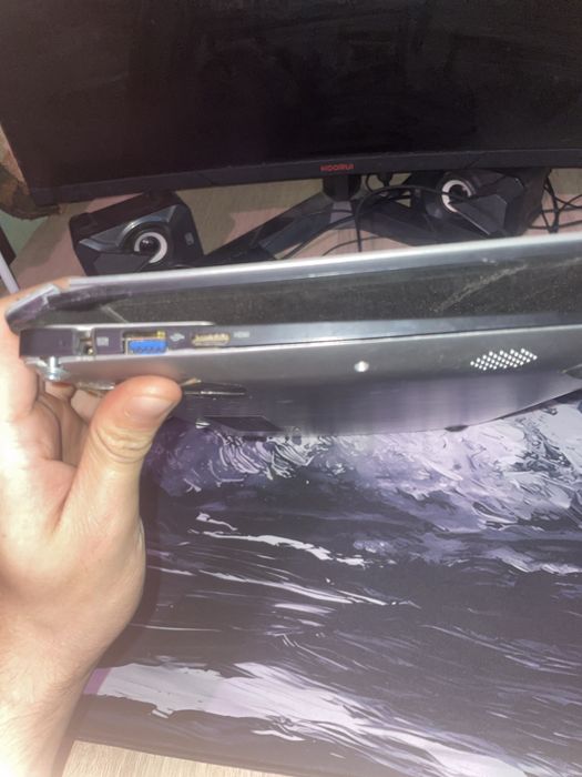 laptop medion cu defecte vizibile