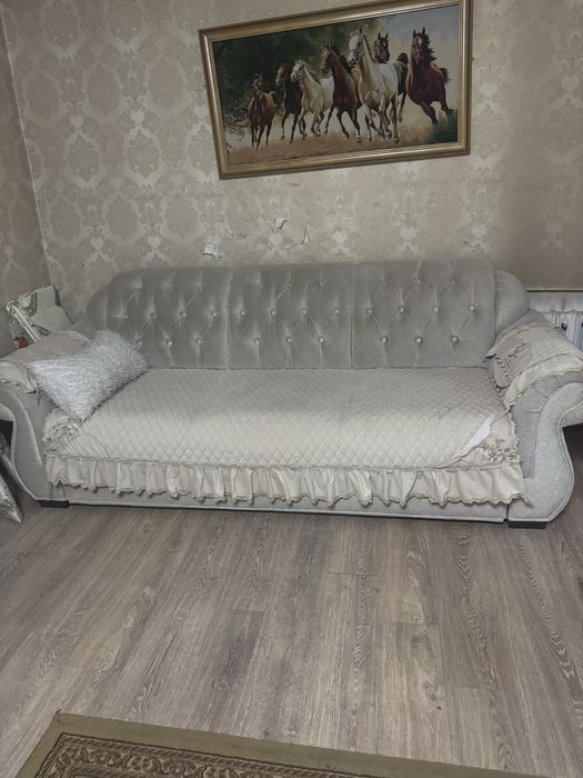 Продается  раскладной диван и два кресла