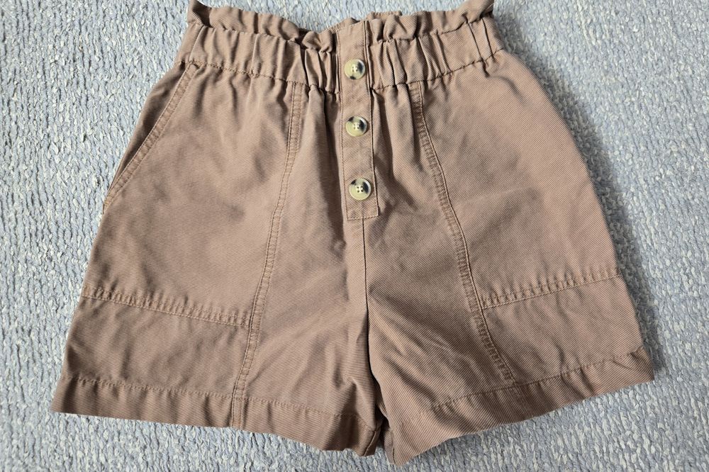 Vând 3 perechi de pantaloni scurți:2 perechi zara, 1 pereche colin's d