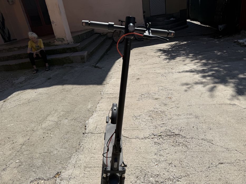 Vând trotinetă electrică redmi,folosită aproximativ un an.Funcționează bine.Singurul defect este ca nu are clacson în rest este în stare bună