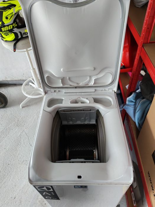 Пералня с горно зареждане Electrolux