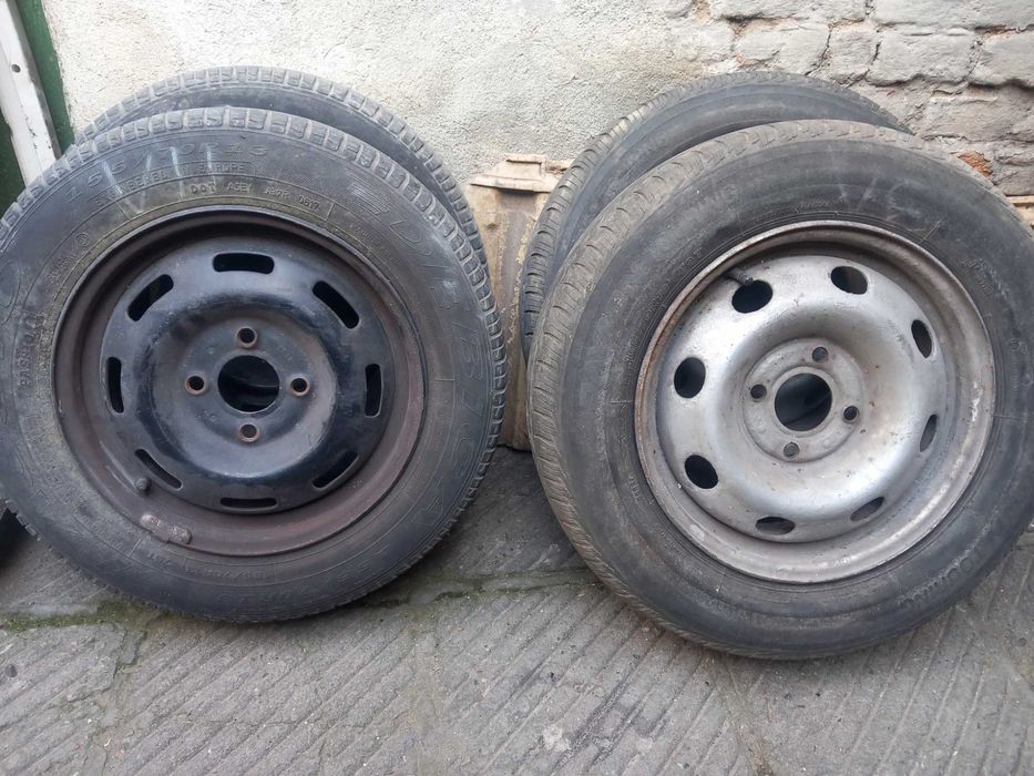 Продавам джанти с гумите 13 цола за Рено.