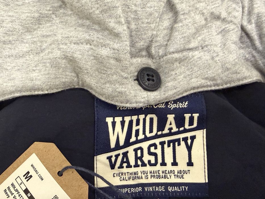 Бомбер WHO.A.U с капюшоном