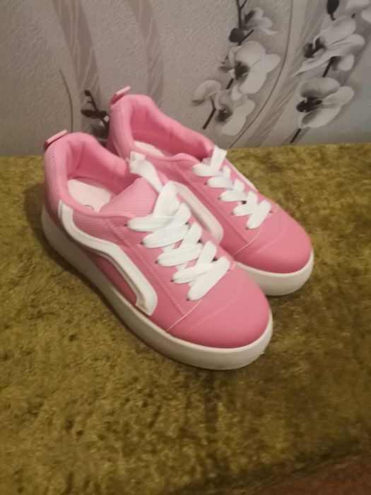 Дамски розави кецове