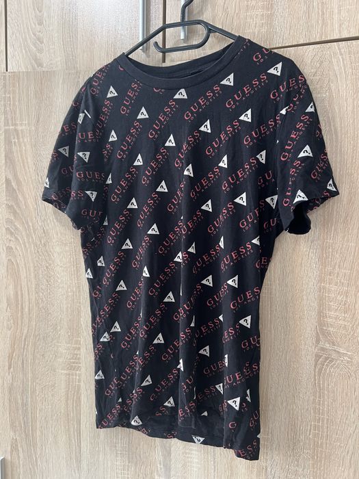 Тениска Guess.