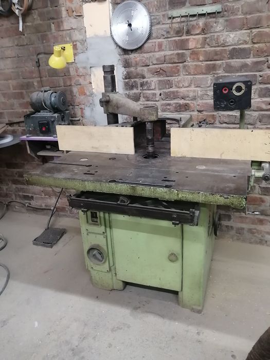 Станок фрезерный по дереву.