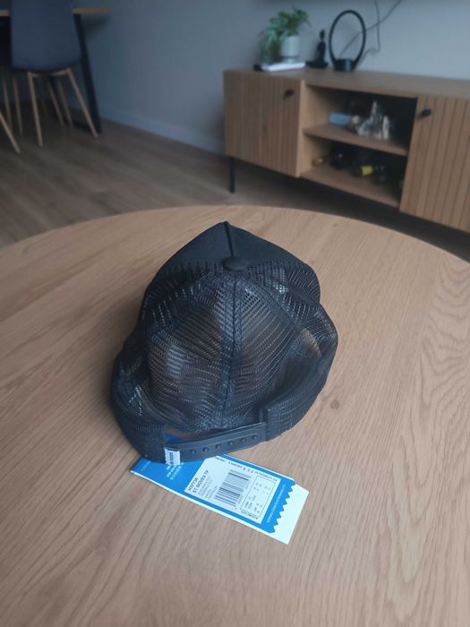 Шапки Adidas и Quiksilver