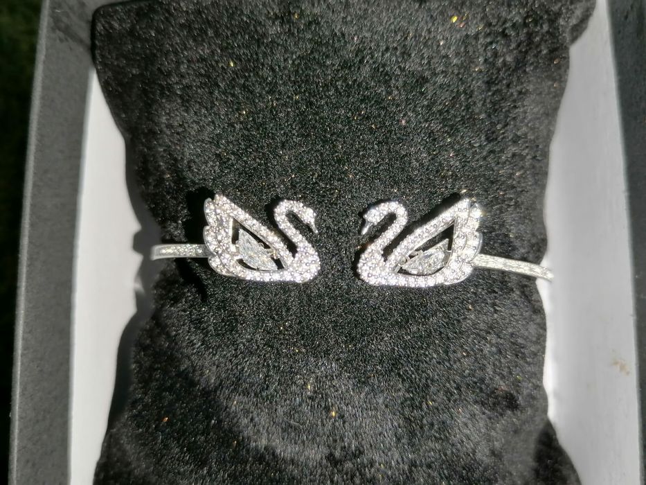 Vând brațară swarovski,