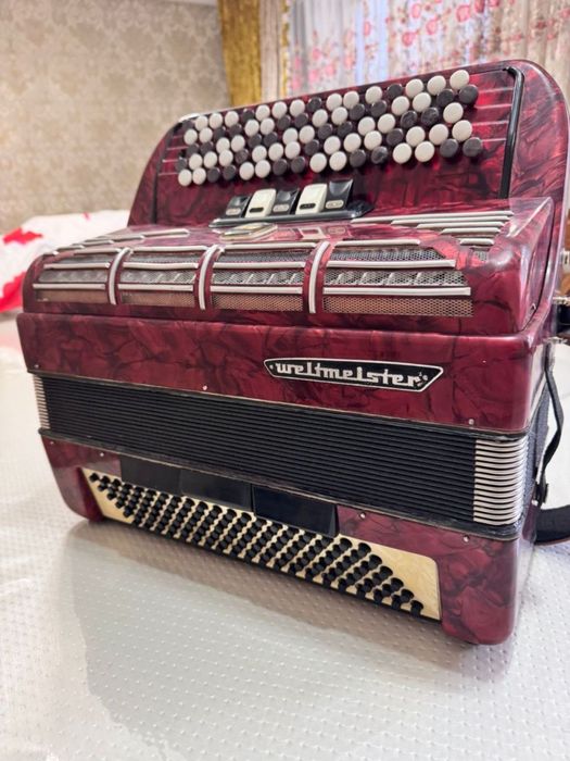 Баян аккардеон музыкальный инструмент