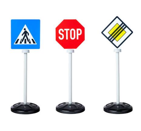 дорожные знаки в ассортименте