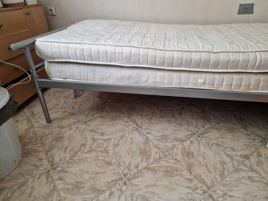 Единично метално легло