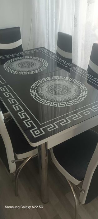 Трапезна разстегателна маса със 6 стола.