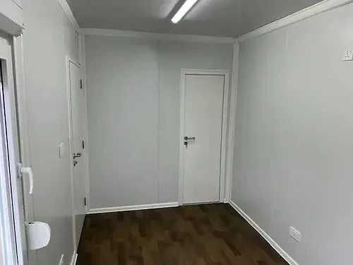 Container transformat în birou cu baie și spațiu de depozitare