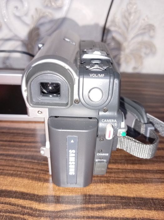 Продам видеокамеру SAMSUNG VP-D351i