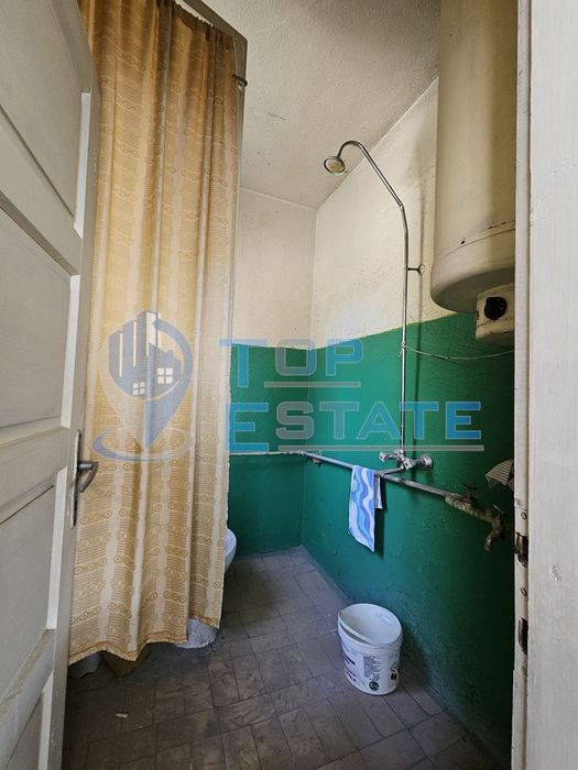 Тухлен етаж от къща с двор в град Елена