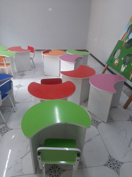 Кичик ёшдаги укувчилар парталари сотилади