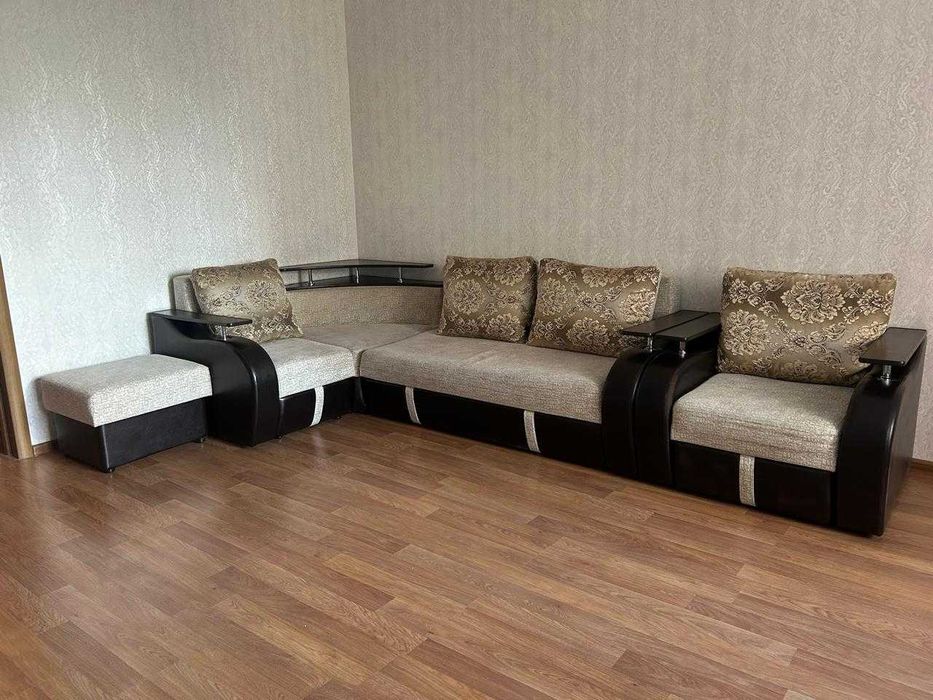 Продам угловой диван с креслом и пуфиком