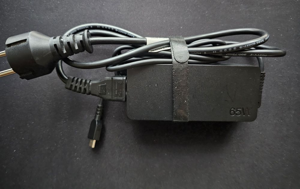 Продавам зарядно за лаптоп Lenovo 65W USB Type-C
