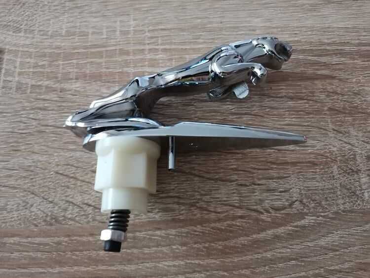 метална емблема Jaguar