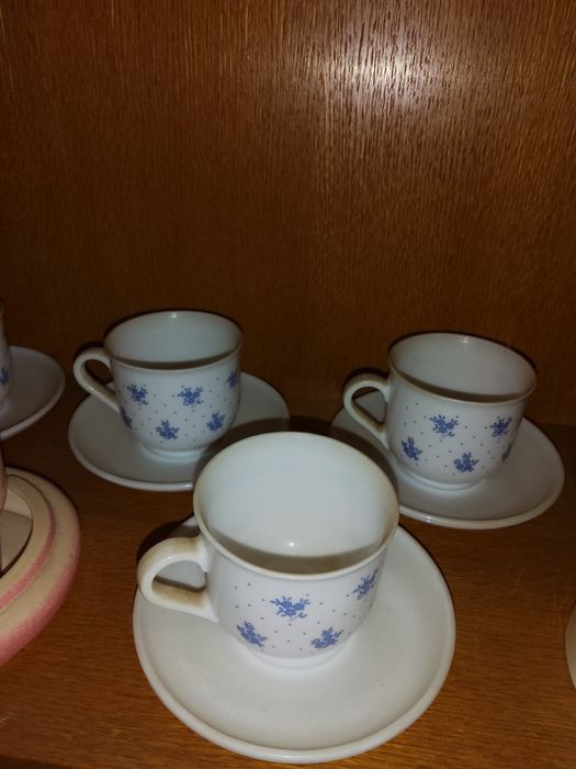 Чисто нови чаши за кафе