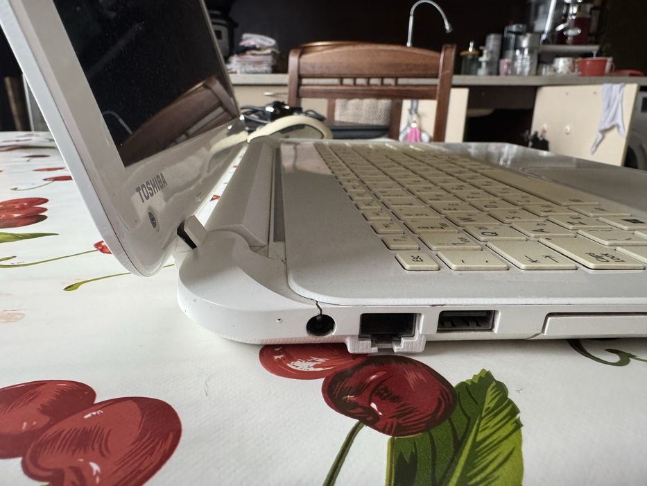 Лаптоп Toshiba Satellite L50-B-1KF